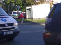 jeden borec nacouval do lampy a skolil jí druhému na auto. Plzeň dnes v8.30hod.